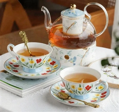 Riepilogo della teiera in ceramica introduttiva con set di tazze punti di con...