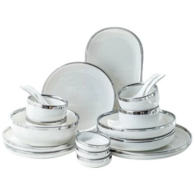 Set Di Stoviglie Bianco E Argento